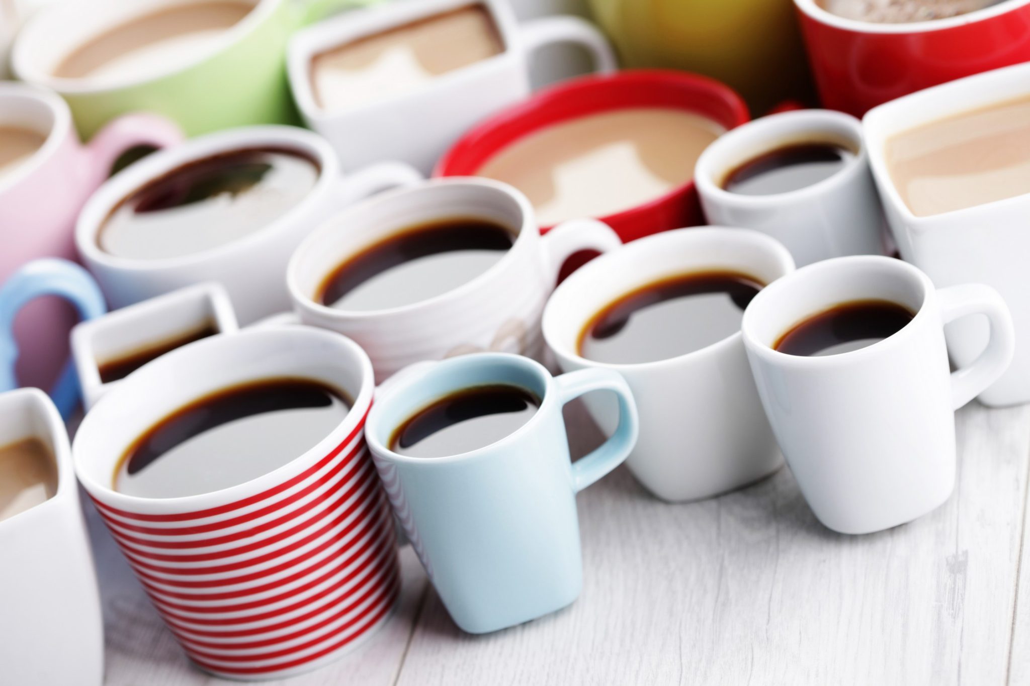 Чай кофе много. Кружки на столе. Много чашек чая. Кофейная чашка. Кружки для кофе.